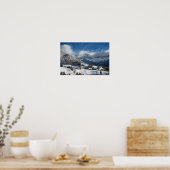 Klein dorp met Dolomites-bergen in de sneeuw Poster (Keuken)