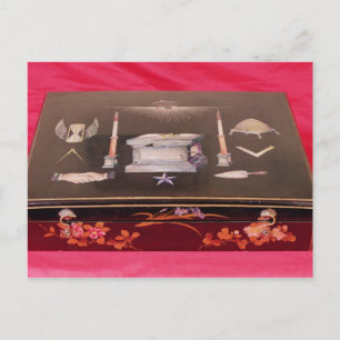 Klein houten hoesje, met vrijmetselaarssymbolen briefkaart