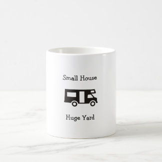 "Klein huis. Huge Yard" RV Geëvenaarde koffie-Mok Koffiemok
