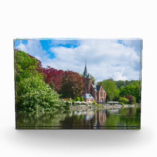 Klein kasteel bij het meer in Brugge, België Fotoblokken