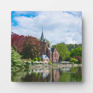 Klein kasteel bij het meer in Brugge, België Fotoplaat