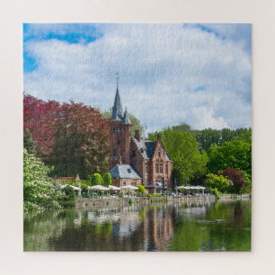 Klein kasteel bij het meer in Brugge, België Legpuzzel