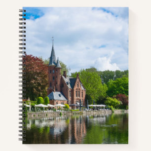 Klein kasteel bij het meer in Brugge, België Notitieboek