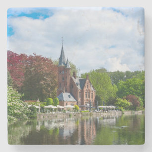 Klein kasteel bij het meer in Brugge, België Stenen Onderzetter