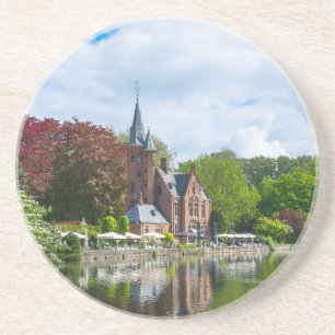 Klein kasteel bij het meer in Brugge, België Zandsteen Onderzetter