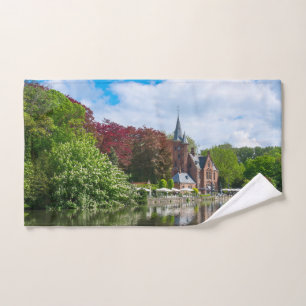 Klein kasteel nabij meer in Brugge, België Handdoek