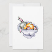 Klein konijn is op komst baby shower uitnodiging (Achterkant)