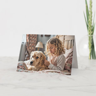 Klein meisje bidden met hond kaart