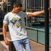 Klein meisje dat bessen verzamelt in bomen t-shirt