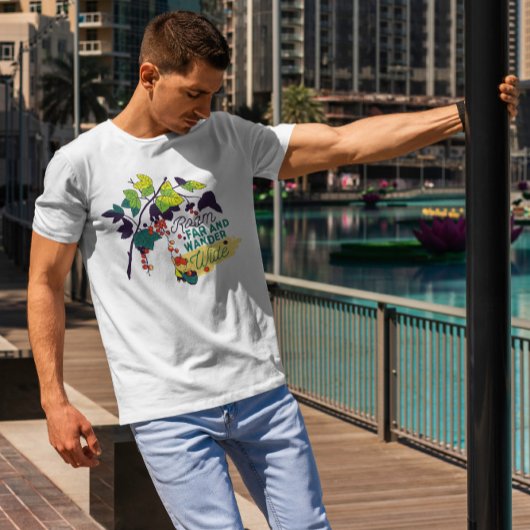 Klein meisje dat bessen verzamelt in bomen t-shirt