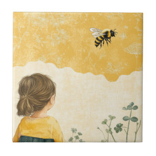 Klein meisje dat een hommel bekijkt tegeltje