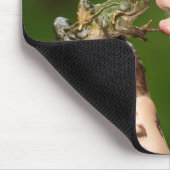 Klein meisje dat een modderige kikker kust muismat (Hoek)