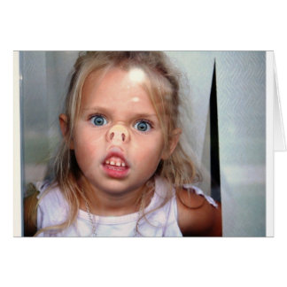 Klein meisje dat haar neus tegen het raam indrukt