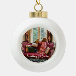 Klein meisje dat wacht op Santa Ceramic Ornament