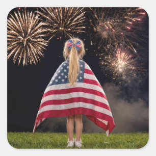 Klein meisje gewikkeld in een Amerikaanse vlag Vierkante Sticker