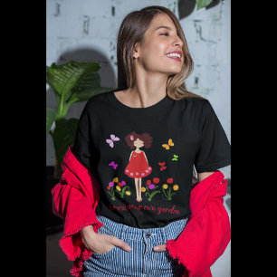 Klein meisje in de tuin t-shirt