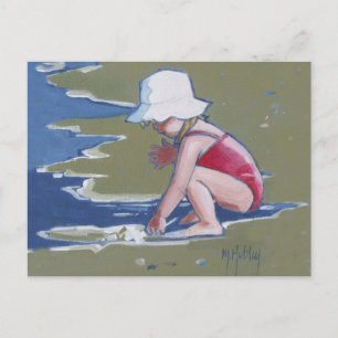 Klein meisje met pet op het strand met golven briefkaart