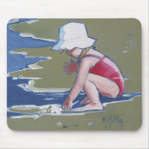 Klein meisje met pet op het strand met golven muismat