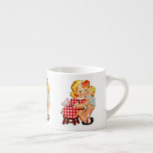 Klein meisje met  pop espresso kop (Rechts)