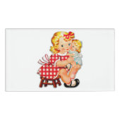 Klein meisje met pop naambadge (Voorkant)