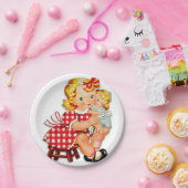 Klein meisje met pop papieren bordje (Feest)