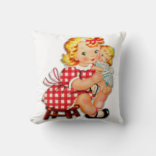 Klein retro vintage meisje met pop kind kussen