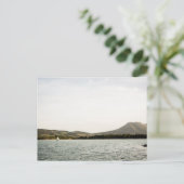 Klein schip dat 's middags op een meer vaart briefkaart (Staand voorkant)