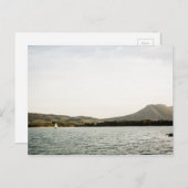 Klein schip dat 's middags op een meer vaart briefkaart (Voorkant / Achterkant)