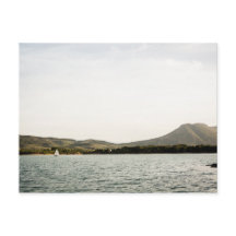 Klein schip dat 's middags op een meer vaart