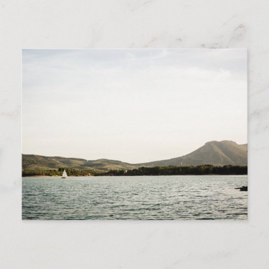 Klein schip dat 's middags op een meer vaart briefkaart (Voorkant)