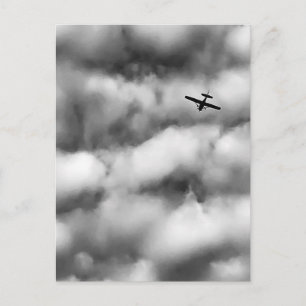 Klein vliegtuig dat vliegt in bewolkte lucht Foto Briefkaart
