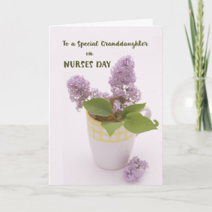 Kleindochter Neurses Day met Lilacs in Coffee Cup Kaart