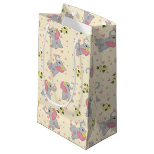 Kleine baby roze olifant met gele bloemen klein cadeauzakje