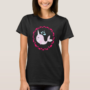 Kleine babywalvis met veel kleine vissen eromheen t-shirt