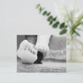 Kleine benen van het kind en zijn moeder briefkaart (Staand voorkant)