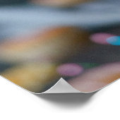 Kleine biggetje knuffelen op een verjaardagstaart poster (Hoek)