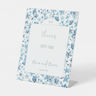 Kleine blauwe bloemen juichen open bar reclamebord met voetstuk
