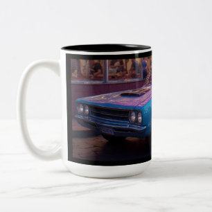 Kleine blauwe vintage spierauto bij neon diner kun tweekleurige koffiemok