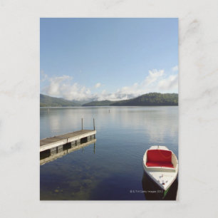 Kleine boot vastgebonden op dok bij Lake Placid Briefkaart