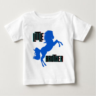 Kleine broer paarden verzorgen