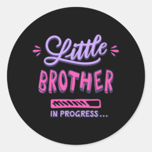Kleine broertje aan de gang ronde sticker