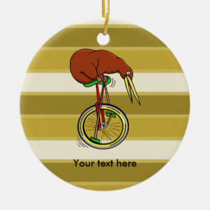Kleine bruine kiwi op een rode eenwieler keramisch ornament
