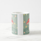 Kleine fee neergestreken op de top van paddenstoel koffiemok (Center)