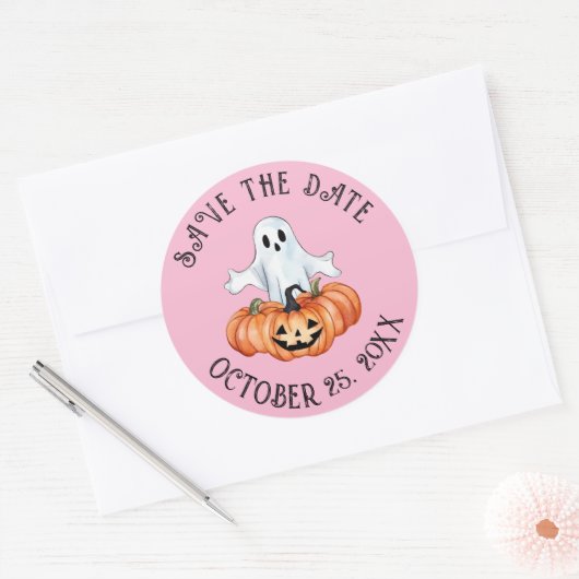 Kleine geest en pompoenen redden de datum ronde sticker (Envelop)