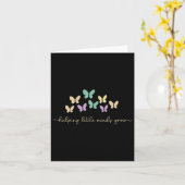 Kleine geesten helpen vlinderretro-leraar te groei kaart (Gele Bloem)