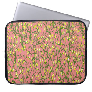 Kleine gele bloemen en takken op een roze achtergr laptop sleeve