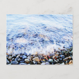 Kleine golven en kleurrijke stenen briefkaart