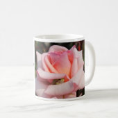 Kleine groene kikker in roze Rose "Hopping" Mok 2 (Voorkant rechts)