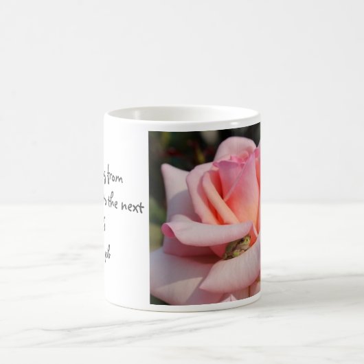 Kleine groene kikker in roze Rose "Hopping" Mok 2 (Center)