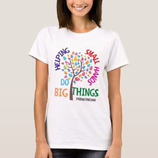 Kleine handen helpen grote dingen te doen - kinder t-shirt